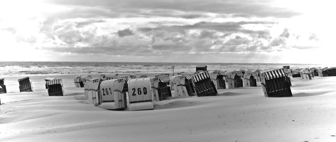 Strandkörbe an einem winterlichen Strand in Schwarz-Weiß
