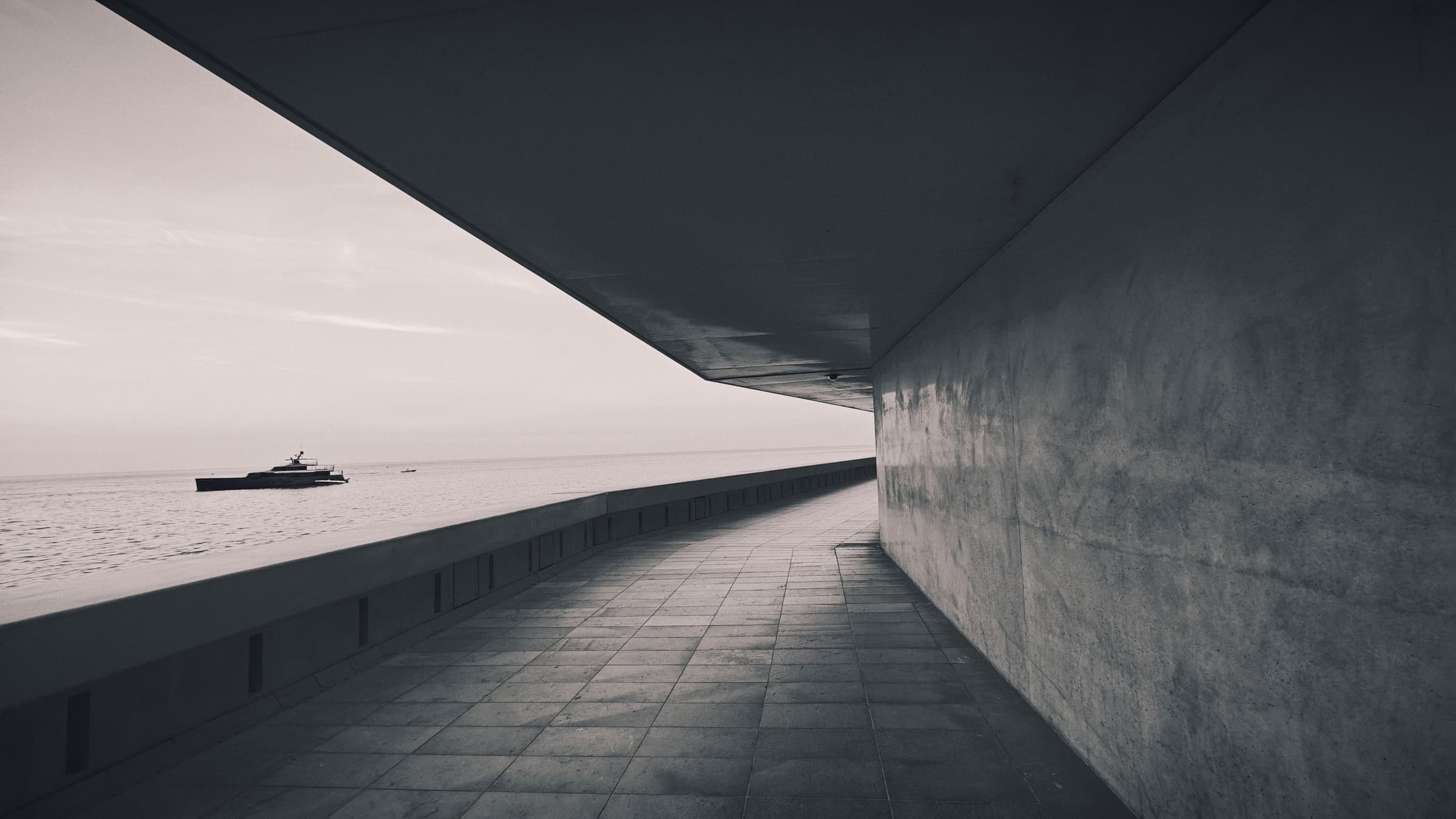 Minimalistische Küstenarchitektur mit Blick auf das Meer