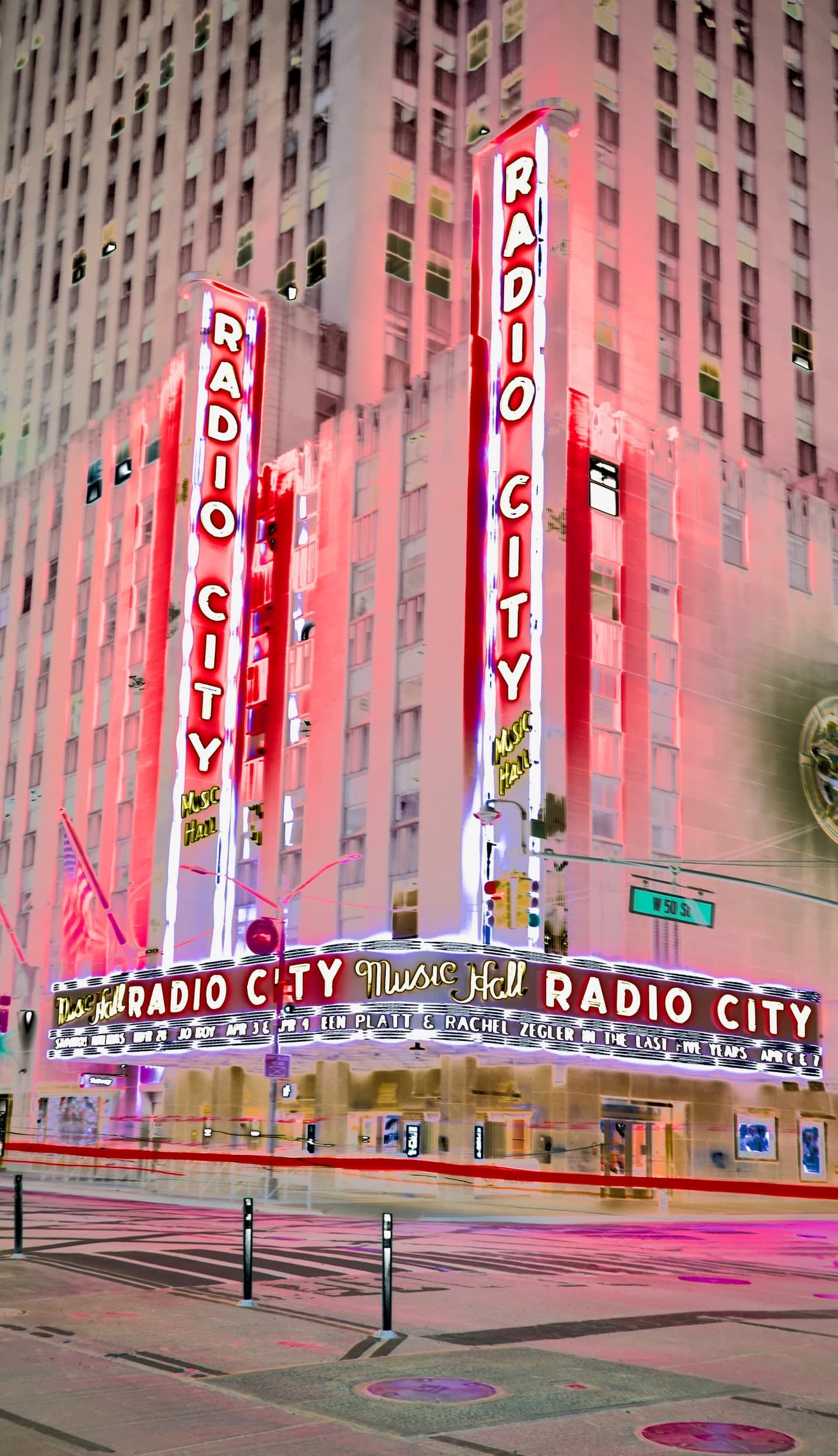 Leuchtende Fassade der Radio City Music Hall in New York
