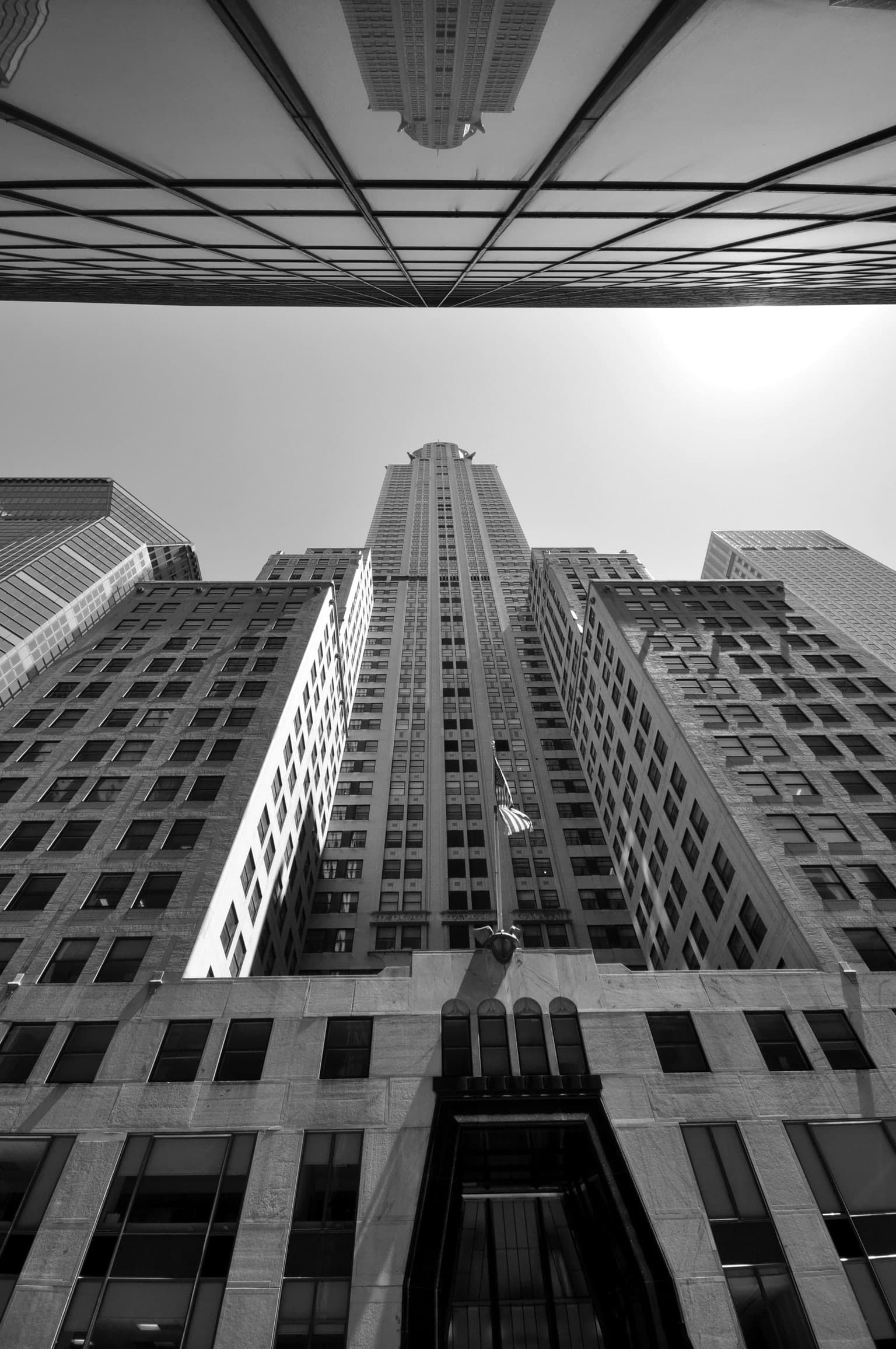 New Yorker Hochhaus aus extremer Untersicht in Schwarz-Weiß