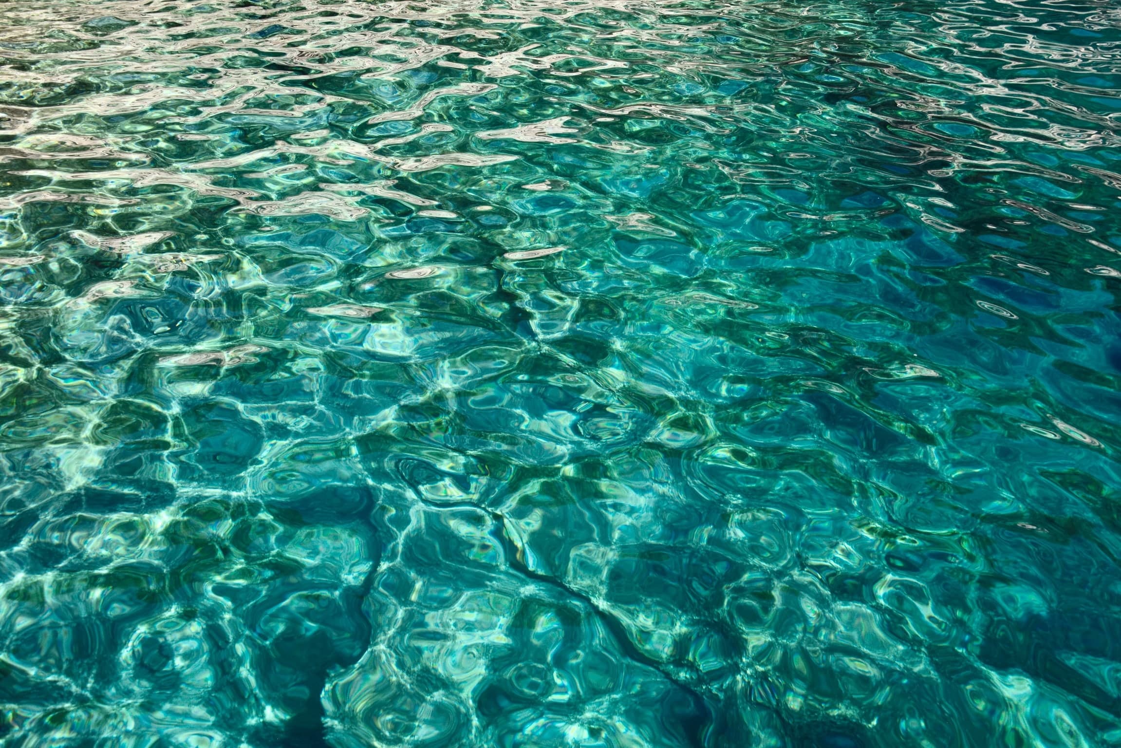 Türkisfarbenes Wasser mit Lichtreflexen